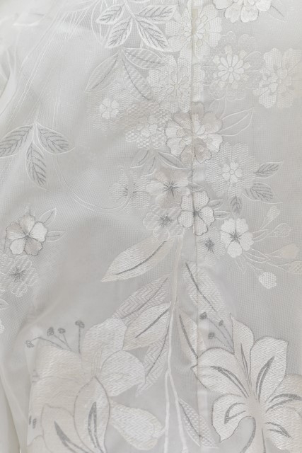 結婚式の色打掛・花嫁用着物|白のオーガンジー地に百合の刺繍